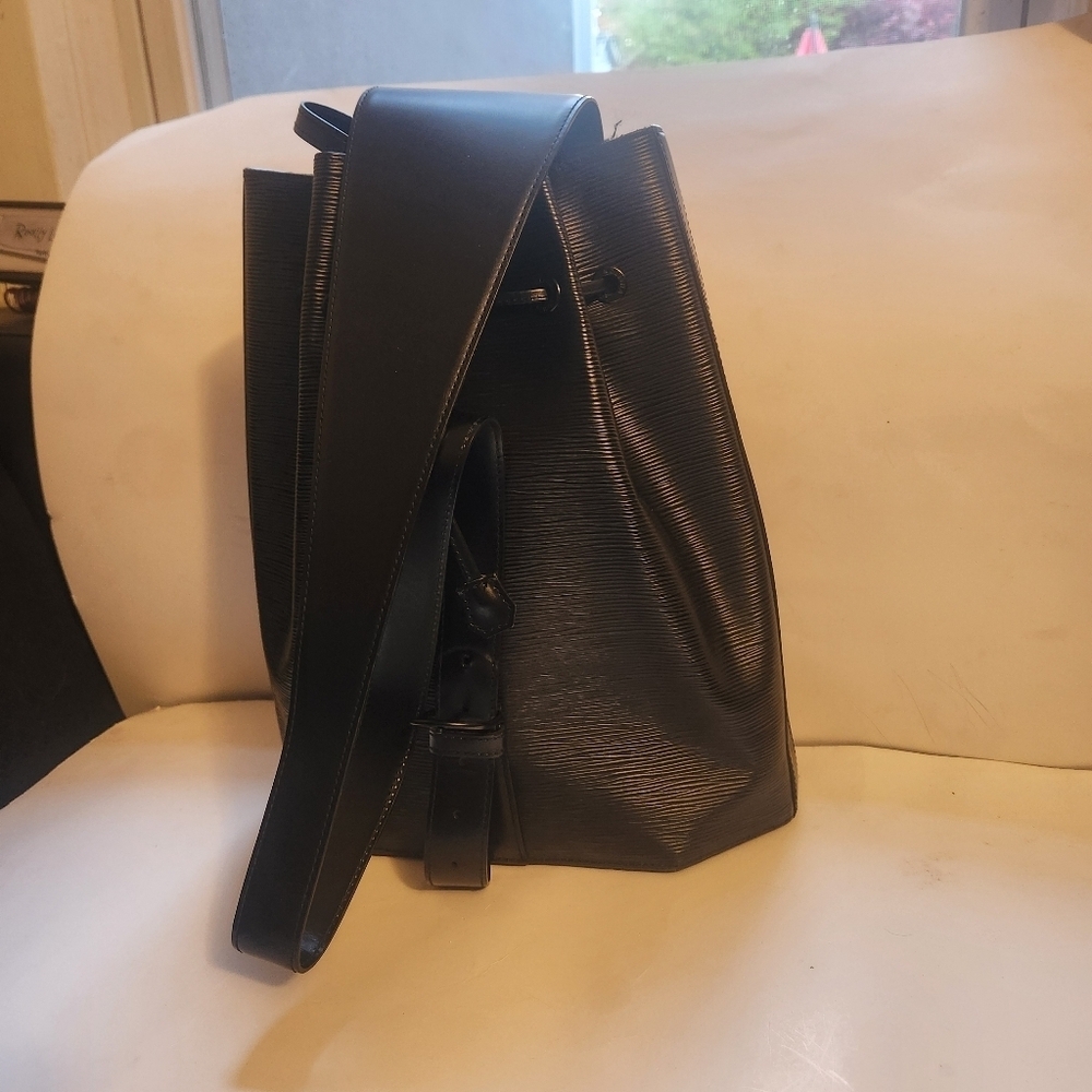 Louis Vuitton Bucket Bag Black Epi Leather in VGUC